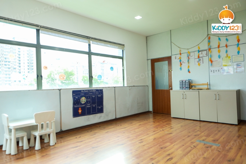 Wee Rays, Mont Kiara