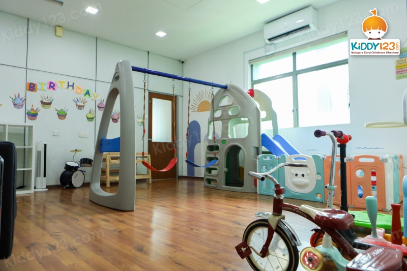 Wee Rays, Mont Kiara