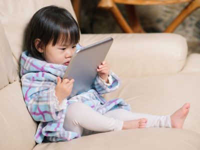 High Screen Time Linked to Learning and Wellbeing Challenges in Children, Study Finds | KiddyNews